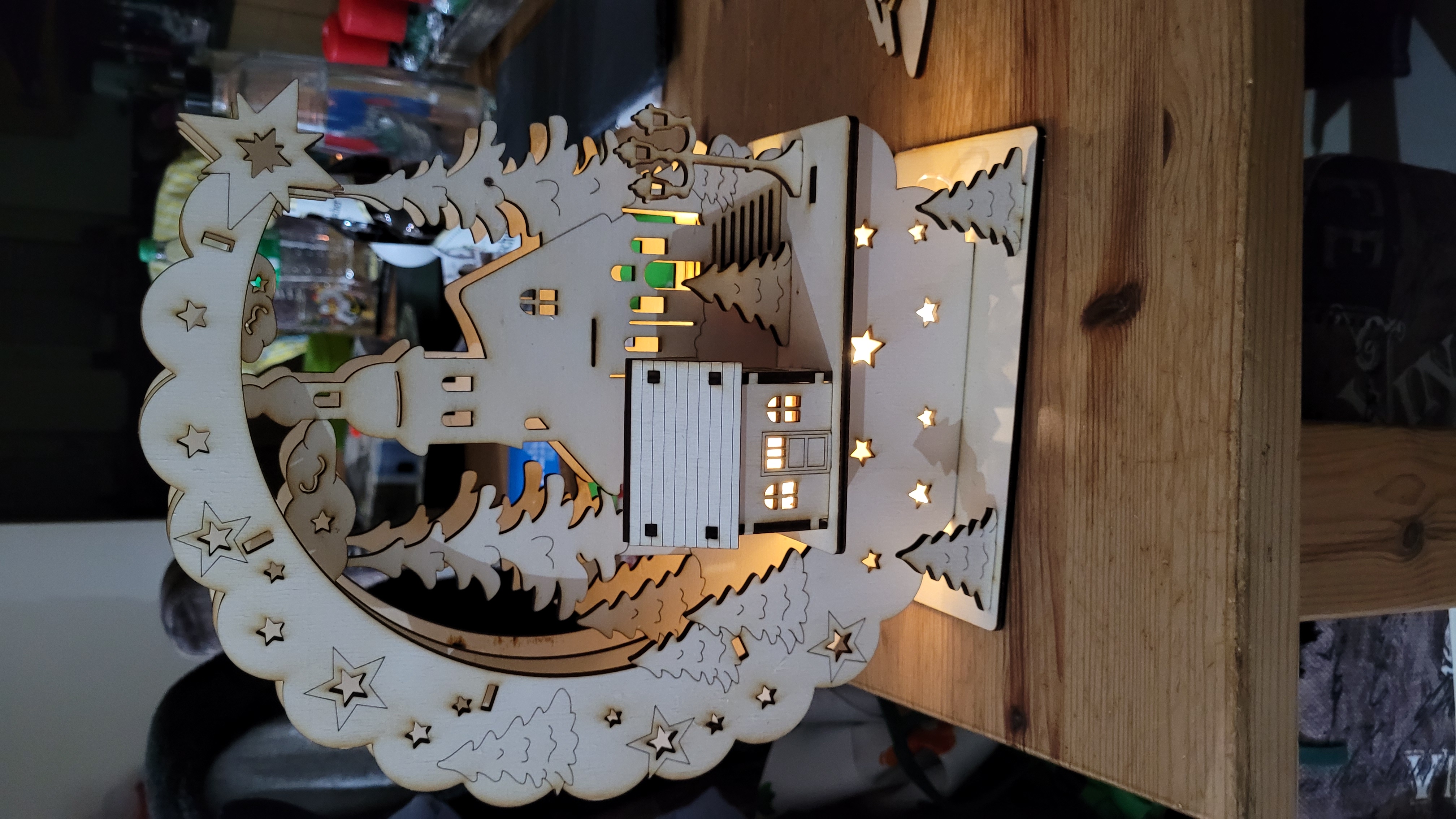 Weihnachtshaus mit Bogen mit Beleuchtung